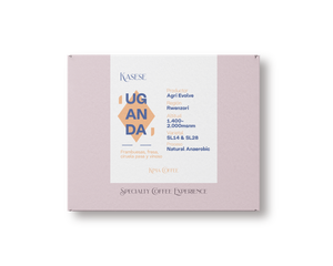 Caja rosa de kima coffee, cafe de Uganda, finca kasese producido por agri evole en la región rewenzori a una altitud entre 1400 y 2000 metros sobre el nivel del mar, varietal SL 14 y SL 28, proceso natural anaerobic y notas a Frambuesas, fresa, ciruela pasa y vinoso