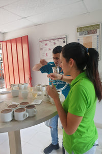 Agricultores de la finca la mina en Colombia haciendo una cata de control de calidad 