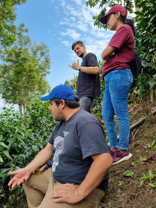 Nicolás chichón junto a unos amigos en si finca la conquista en peru 