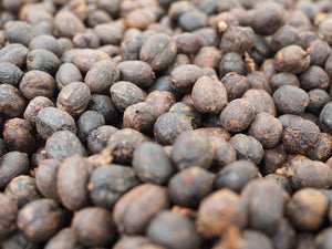 Cerezas de café secándose en la finca satus en Colombia 