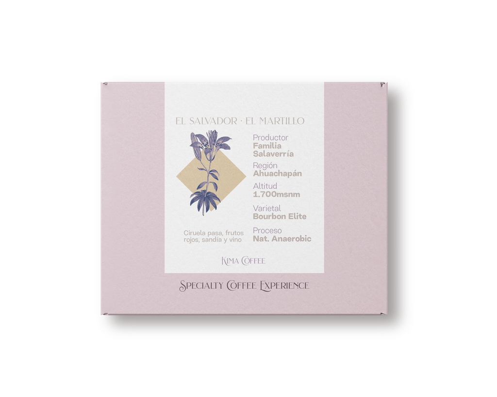 Caja rosa de kima coffee, café del Salvador, finca el martillo, producido por Familia Salaverría en la región de Ahuachapán cultivado a 1.700 metros sobre el nivel del mar, varietal bourbon elite, proceso natural anaerobic con notas a Ciruela pasa, frutos rojos, sandía y vino.