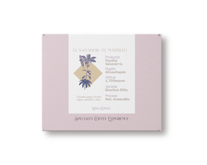 Caja rosa de kima coffee, café del Salvador, finca el martillo, producido por Familia Salaverría en la región de Ahuachapán cultivado a 1.700 metros sobre el nivel del mar, varietal bourbon elite, proceso natural anaerobic con notas a Ciruela pasa, frutos rojos, sandía y vino.