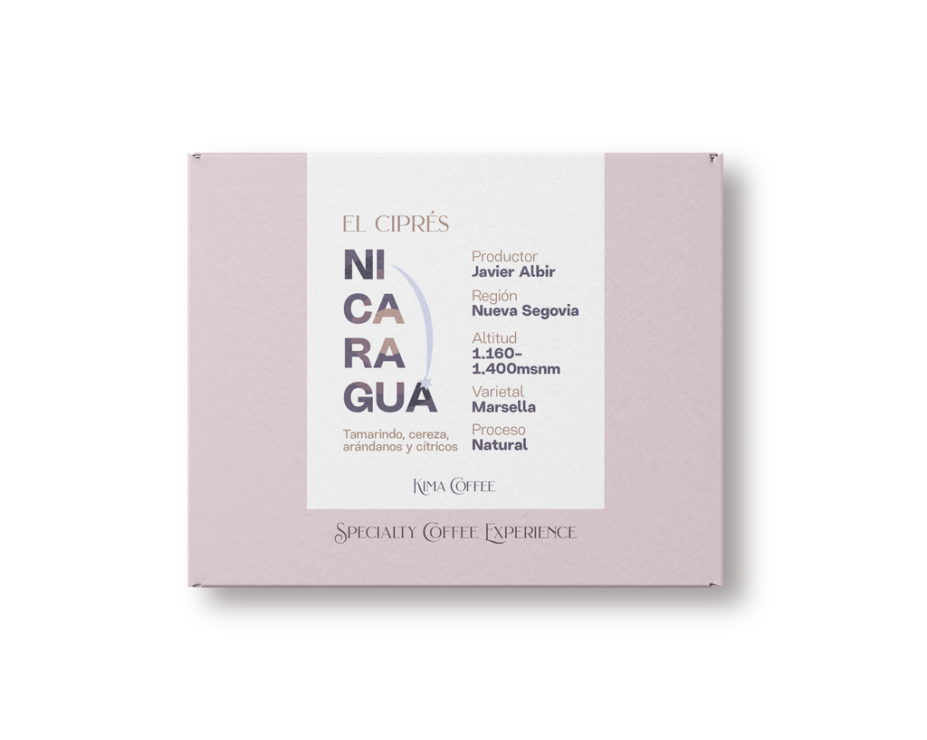 Caja rosa de kima coffee, café de Nicaragua, finca el ciprés, producido por Javier albir, en la región de nueva Segovia, cultivado entre 1160 y 1400 metros sobre el nivel del mar, varietal Marsella, proceso natural con notas a Tamarindo, cereza, arándanos y cítricos