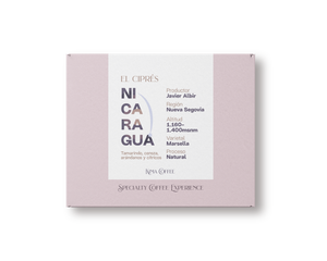 Caja rosa de kima coffee, café de Nicaragua, finca el ciprés, producido por Javier albir, en la región de nueva Segovia, cultivado entre 1160 y 1400 metros sobre el nivel del mar, varietal Marsella, proceso natural con notas a Tamarindo, cereza, arándanos y cítricos