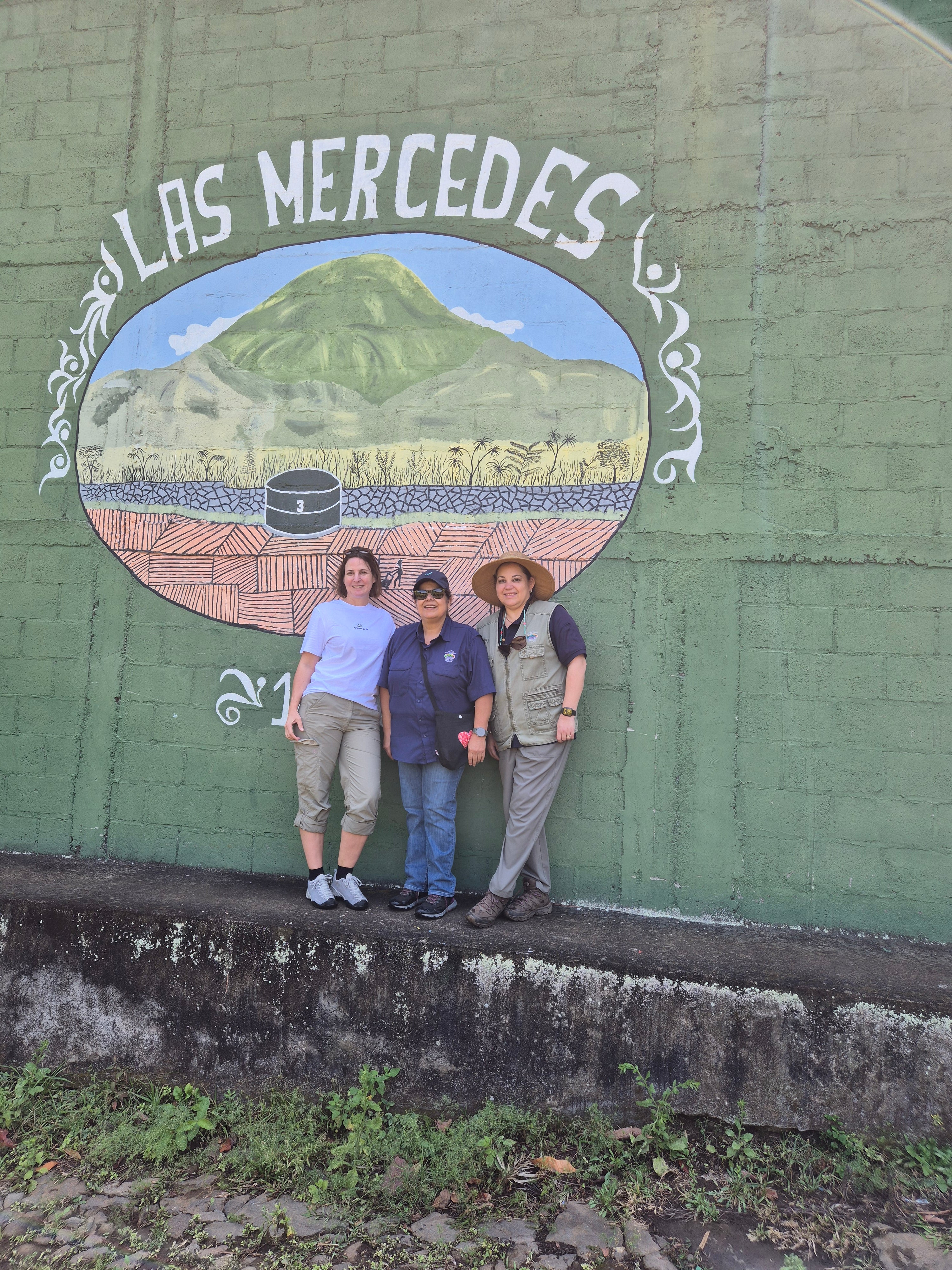 La familia Ortiz Barriere juntos al lado de la
Finca las Mercedes en El Salvador 