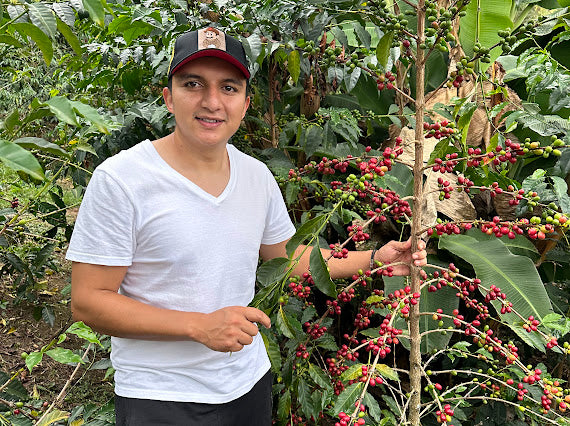 Nestor lasso en su finca el diviso en Colombia 