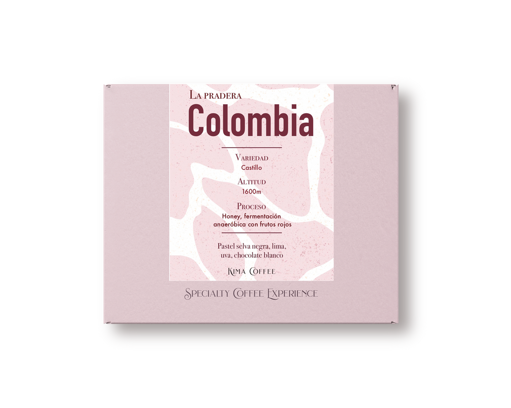 Caja rosa de kima coffee, café de Colombia,varietal Castillo, cultivado a una altitud de 1600 metros sobre el nivel del mar, processo honey con fermentación anaerobica y frutos rojos, notas de pastel de selva negra, uva, lima y chocolate blanco 
