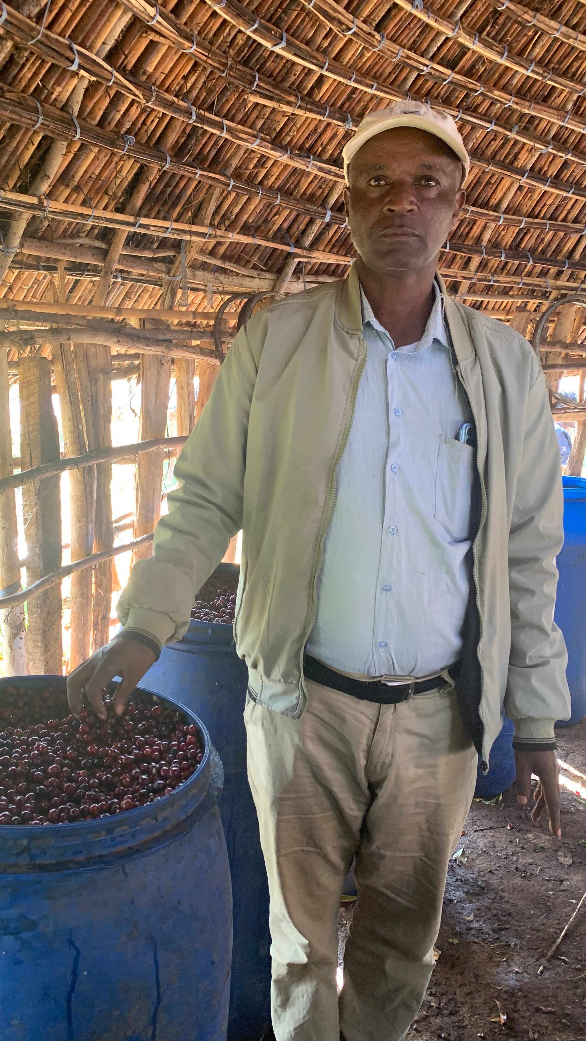 Bekele Kechara en la estación de lavado de murago en Etiopía, en la región de sidama, junto a los tanques de fermentación 