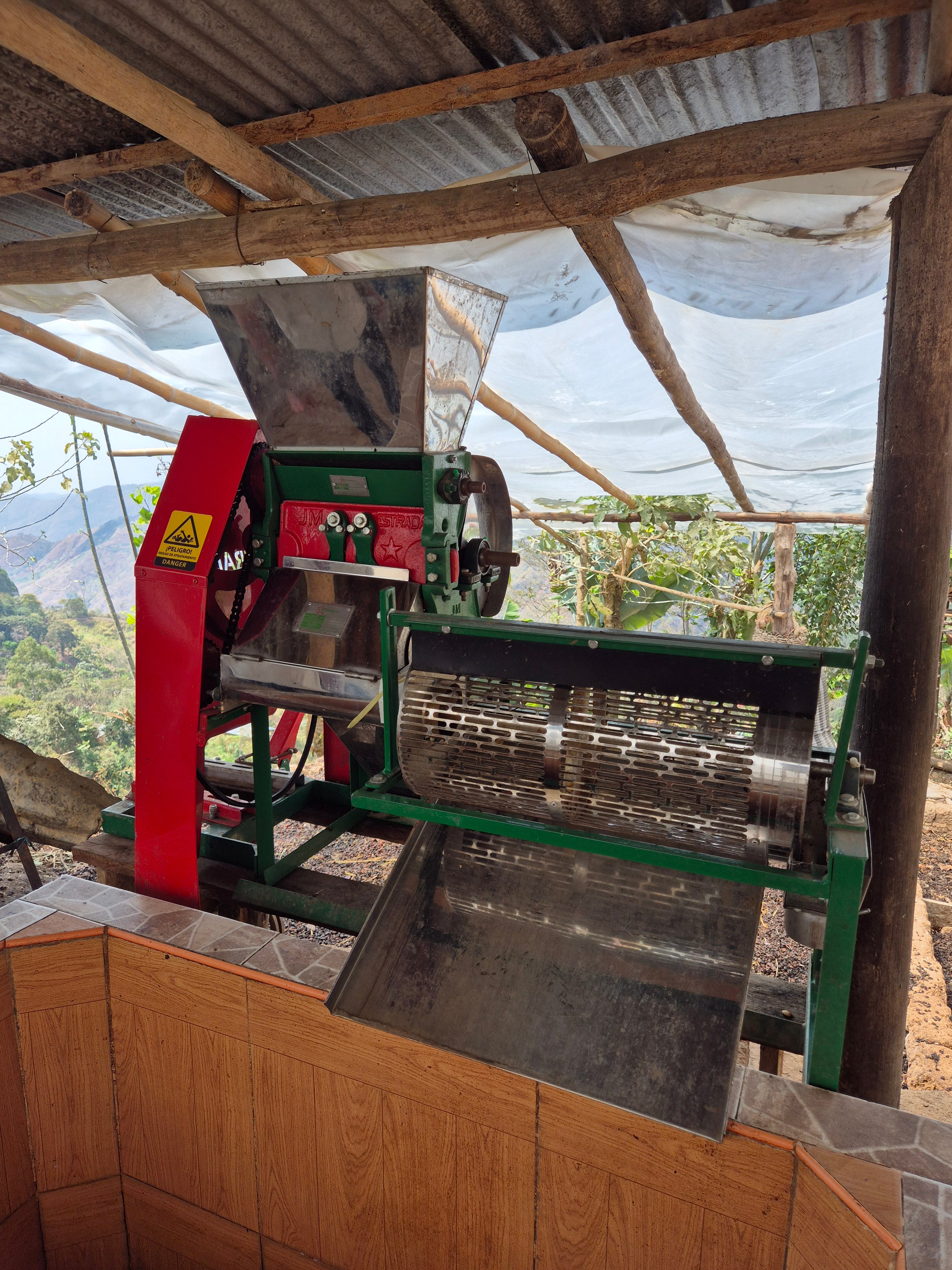 Máquina despulpadora de cerezas de café en la estación de lavado las vistas en peru 