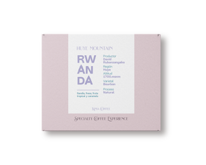 Caja rosa de kima coffee, café de Ruanda, finca huye mountain, producido por David Rubanzangabo, altitud de 1700 metros sobre el nivel del mar, varietal bourbon, proceso natural, región de huye con notas a Sandía, fresa, fruta tropical y caramelo