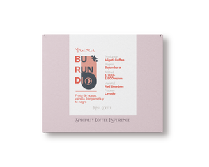 Caja rosa de café de kima coffee, café de Burundi, finca masenga , producido por migoti hill , región de Bujumbura, altitud entre 1700 y 1900 metros sobre el nivel del mar, varietal red bourbon, proceso lavado con notas a Fruta de hueso, vainilla, bergamota y
té negro.