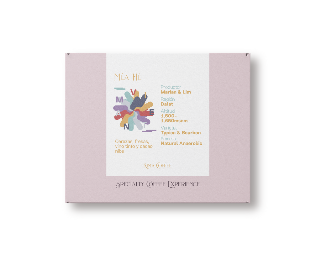 Caja rosa de café, café de Vietnam, finca múa hé producido por Marian y Lim en la región de dalat, altitud entre 1500 y 1650 metros sobre el nivel del mar, varietal typica y bourbon con notas a Cerezas, fresas,
vino tinto y cacao nibs