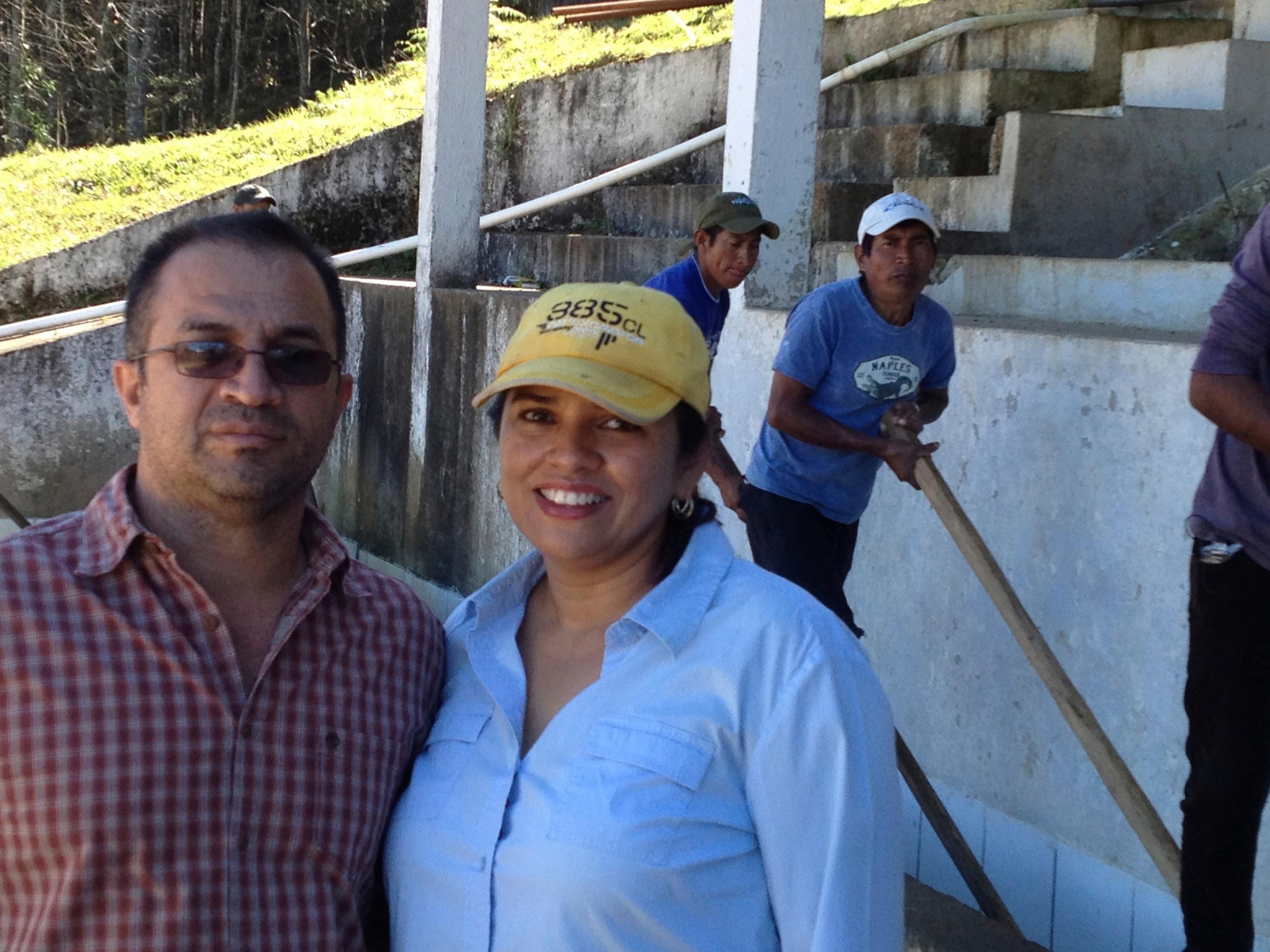 La familia caballero en su finca la quebrada en Honduras 