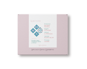 Caja rosa de kima coffee, café de Kenia, finca karumamdi producido por Baragwi
Factory cultivado a 1700 metros sobre el nivel del mar en la región de kirinyaga, varietal SL28 & SL34, Proceso lavado con notas a Grosella negra, arándanos, moras y cítricos.