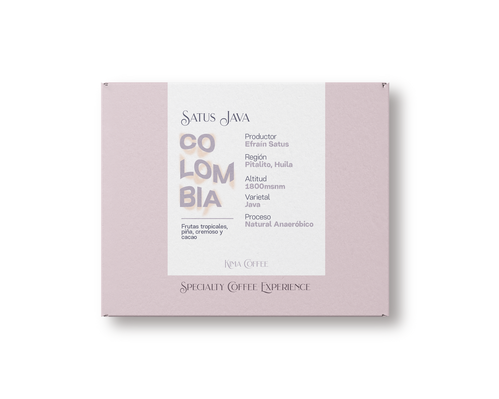 Caja de café rosa, café de Colombia, finca Satus, producido por hefrain Satus en la región de pitalito en el huila, altitud de 1800 metros sobre el nivel del mar, varietal Java, proceso natural anaerobico con notas a frutas tropicales, piña, cacao y un final cremoso 