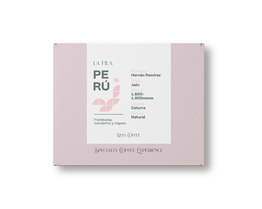 Caja rosa de Kima coffee, café de peru finca la fila producido por Hernán Ramírez Vázquez en la región de Jaén, cultivado entre 1800 y 1900 metros sobre el nivel del mar, varietal caturra y pache, proceso natural con notas a Frambuesa, mandarina y níspero.