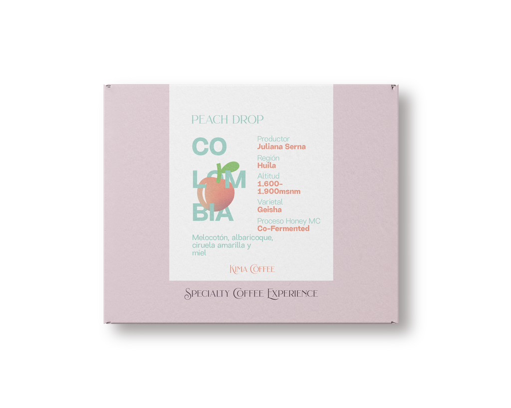 Caja rosa de kima coffee, café de Colombia, finca peach droop producido por Juliana Serna en la región de Huila, cultivado entre 1600 y 1900 metros sobre el nivel del mar, proceso honey  maceración carbonica co-fermented con notas a Melocotón, albaricoque, ciruela amarilla y miell
