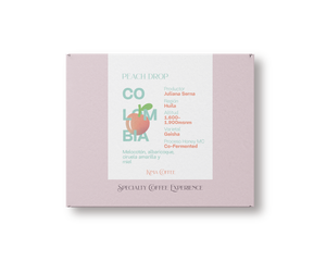 Caja rosa de kima coffee, café de Colombia, finca peach droop producido por Juliana Serna en la región de Huila, cultivado entre 1600 y 1900 metros sobre el nivel del mar, proceso honey  maceración carbonica co-fermented con notas a Melocotón, albaricoque, ciruela amarilla y miell