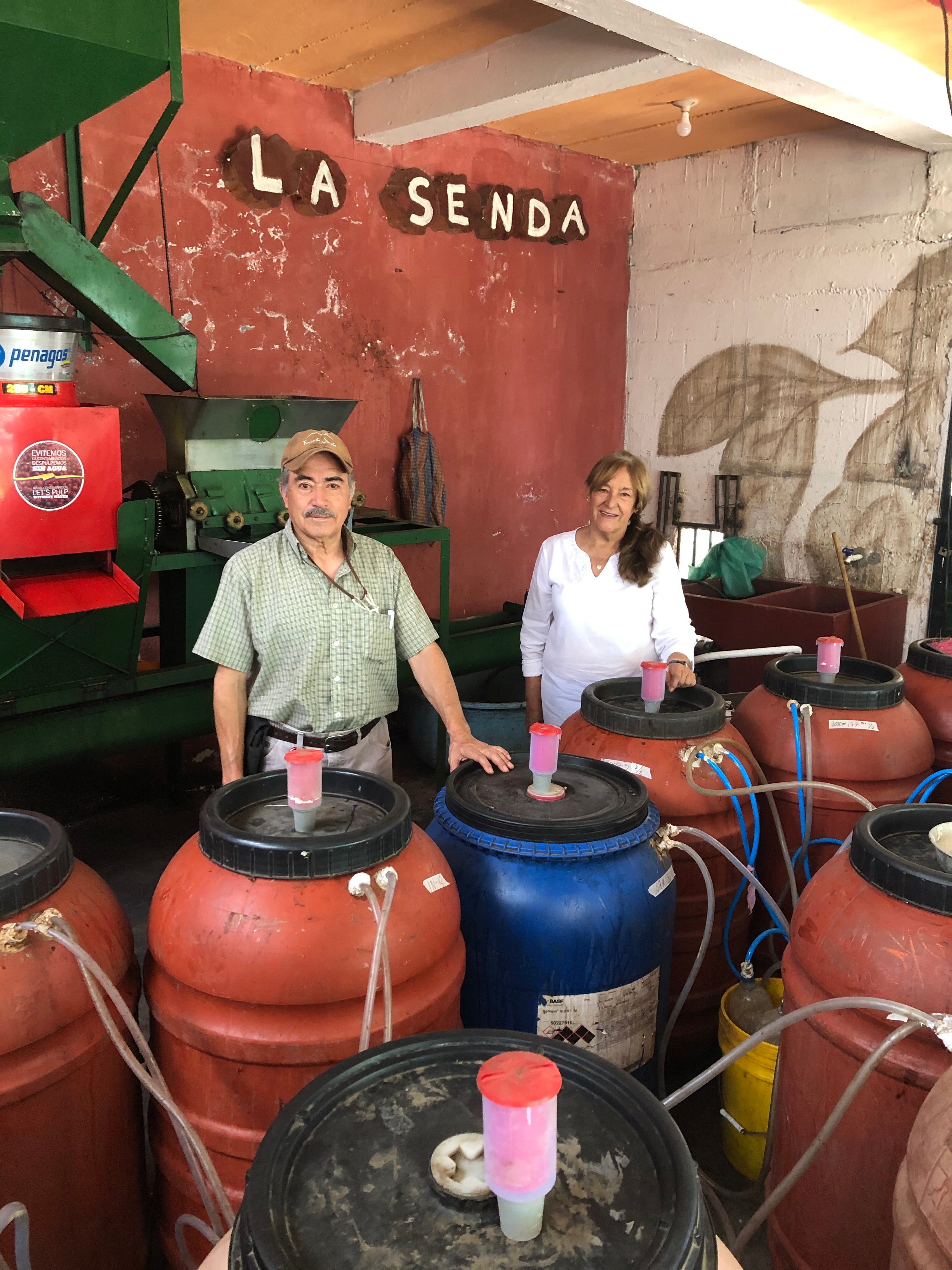 Agricultores de Guatemala junto a los barriles de fermentación y maceración carbonica en la finca la senda 