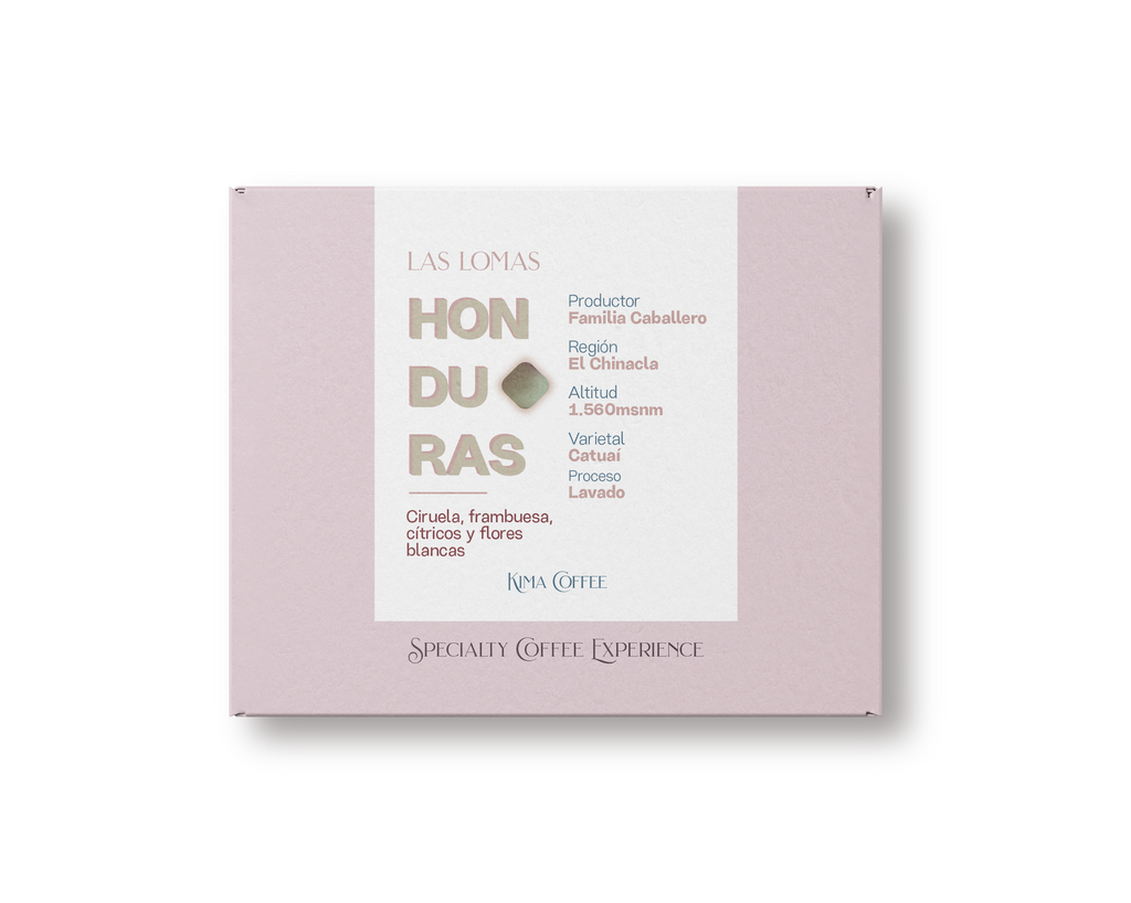 Caja rosa de kima coffee, café de Honduras, finca las lomas, producido por la familia caballero en la región de Chinacla, cultivado a 1560 metros sobre el nivel del mar, varietal catuai, proceso lavado con notas a Ciruela, frambuesa, cítricos y flores blancas.