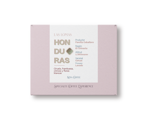 Caja rosa de kima coffee, café de Honduras, finca las lomas, producido por la familia caballero en la región de Chinacla, cultivado a 1560 metros sobre el nivel del mar, varietal catuai, proceso lavado con notas a Ciruela, frambuesa, cítricos y flores blancas.