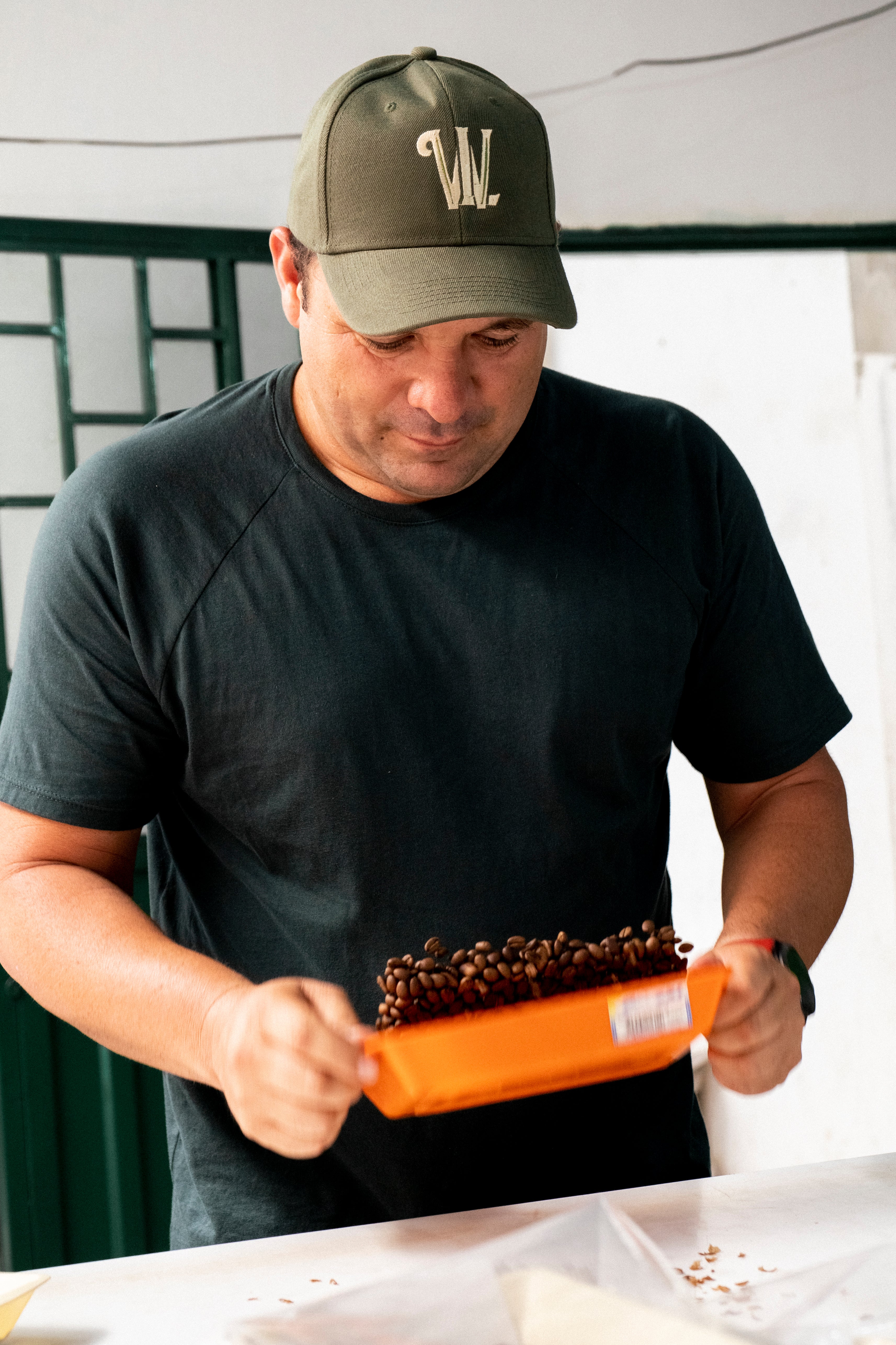 Wilder lazo enfriando si café recién tostado para realizar el control de calidad en su finca bella Alejandría en Colombia 