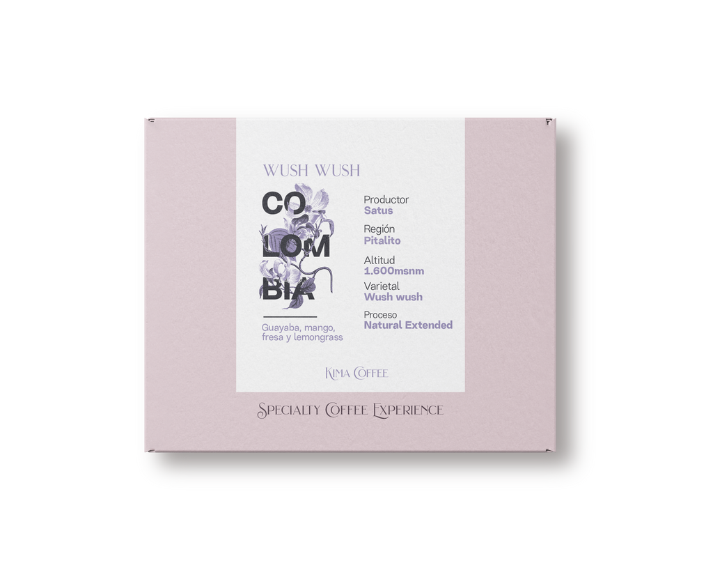 Caja rosa de kima coffee, cafe de Colombia wush wush, producido por satus, en la región de pitalito, cultivado a 1600 metros sobre el nivel del mar, varietal wush wush, proceso natural extendido, con notas a Guayaba, mango, fresa y lemongrass