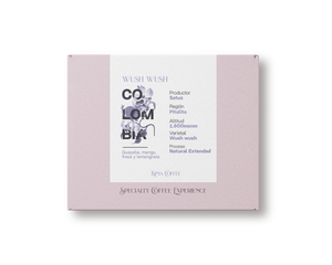 Caja rosa de kima coffee, cafe de Colombia wush wush, producido por satus, en la región de pitalito, cultivado a 1600 metros sobre el nivel del mar, varietal wush wush, proceso natural extendido, con notas a Guayaba, mango, fresa y lemongrass