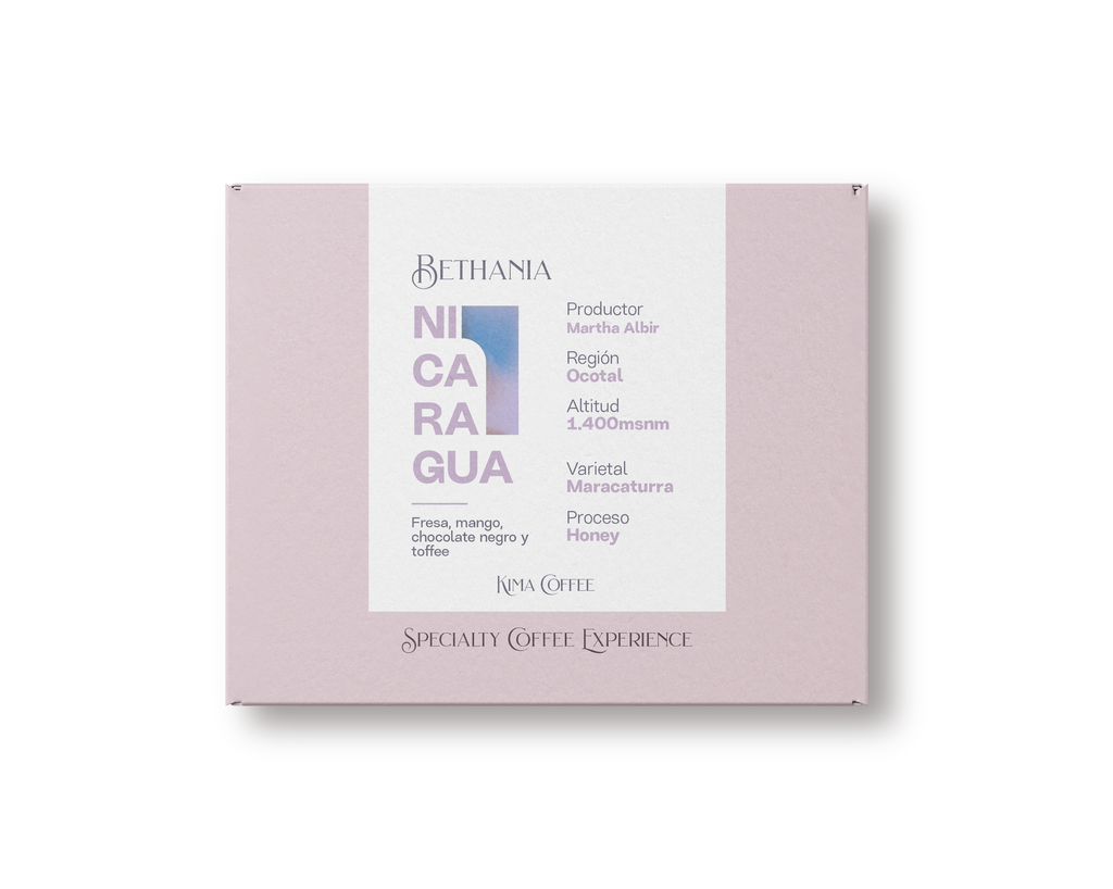 Caja rosa de café de kima coffee, cafe de Nicaragua, producido por Martha albur en la región de ocotal, Cultivado a una altitud de 1400 metros sobre el nivel del mar, varietal maracaturra,
Proceso honey con notas a fresa, mango, Chocolate negro y toffee. 