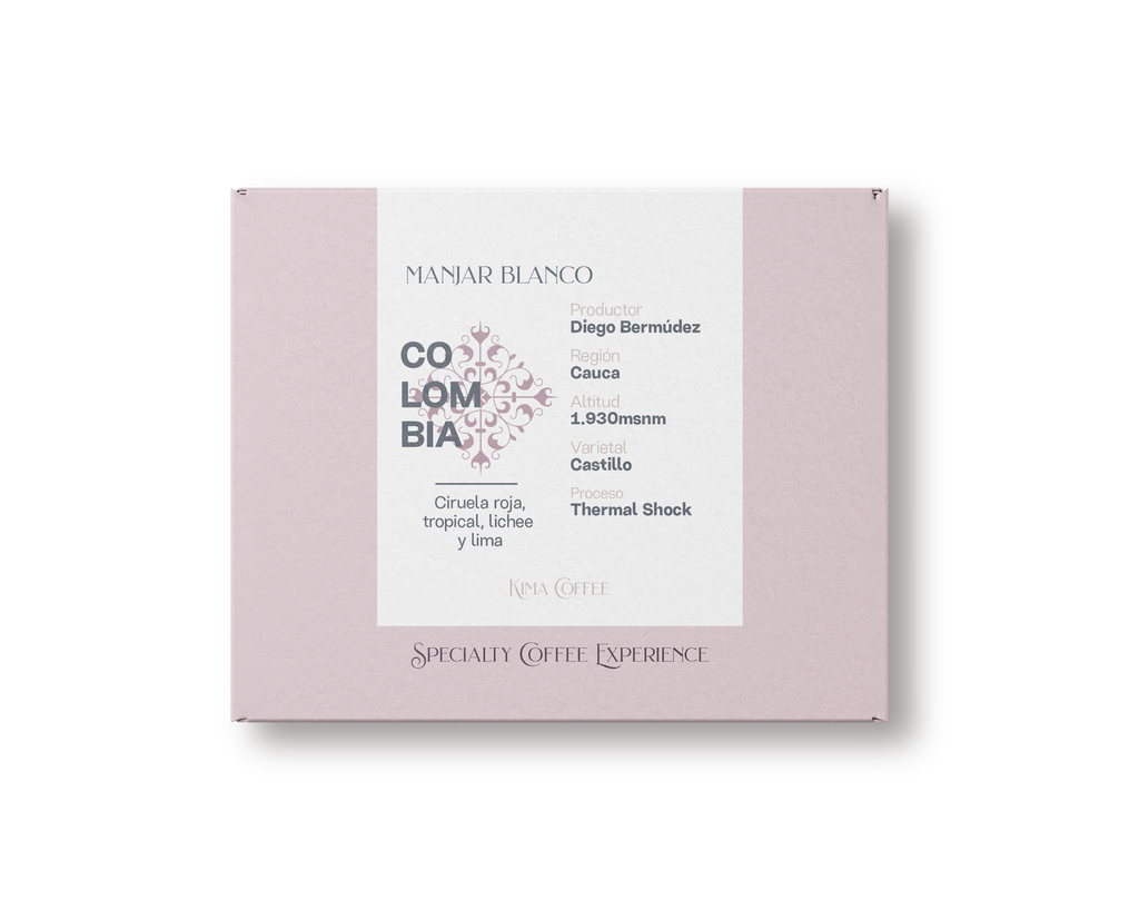Caja rosa de kima coffee, café de Colombia, manjar blanco, producido por Diego Bermúdez, en la región de Cauca, cultivado a 1930 metros sobre el nivel del mar, varietal Castillo, proceso thermal shock, con notas Ciruela roja, tropical, lichee y lima