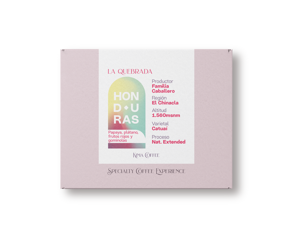 Caja rosa de kima coffee, café de Honduras, finca la quebrada, producido por la familia caballero en la región de Chinacla, cultivado a 1560 metros sobre el nivel del mar, varietal catuai, proceso natural extendido con notas a Papaya, plátano, frutos rojos y gominolas.