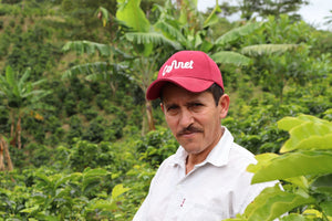 Luis Aníbal calderón en su finca villa betulia en Colombia 