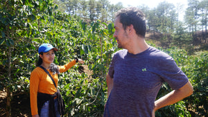 Marian y lim junto a los cafetos en su finca en Vietnam 