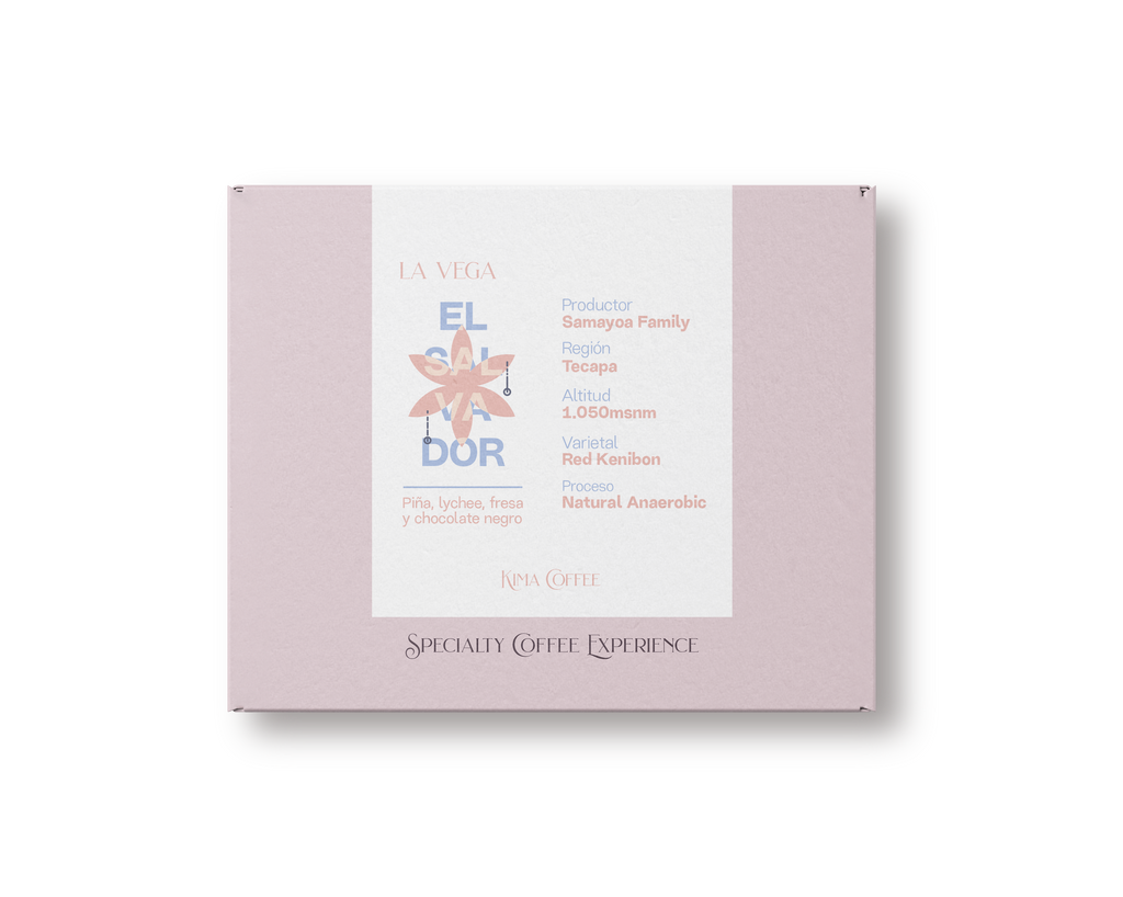 Caja rosa de kima coffee, café de El Salvador, finca la vega, producido por Samayoa Family en la región de tecapa, cultivado a 1050 metros sobre el nivel del mar, varietal Red Kenibon, proceso natural anaerobic con notas a Piña, lychee, fresa y chocolate negro