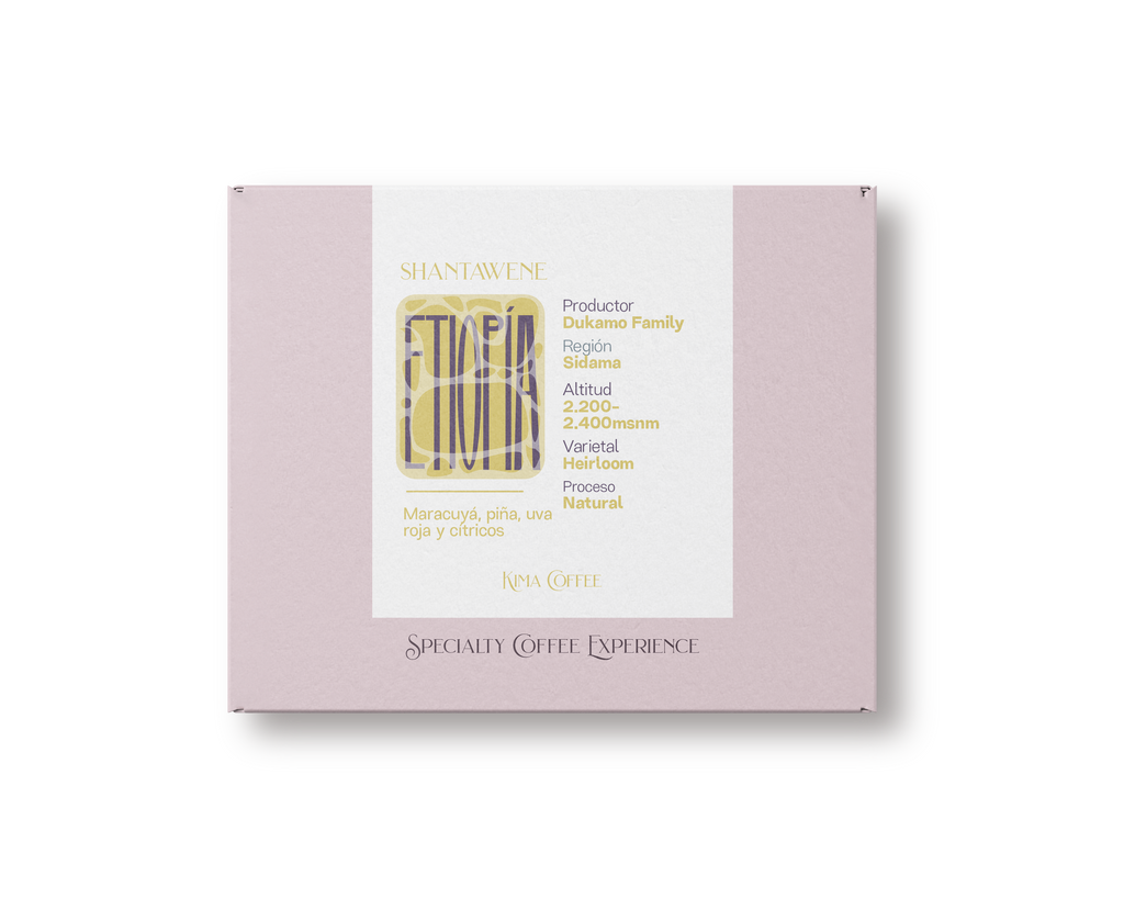 Caja rosa de kima coffee, cafe de Etiopia, finca Shantawene, producido por la familia dukamo en la región de Sidama, cultivado entre 2200 y 2400 metros si te el nivel del mar, varietal heirloom, proceso natri con notas a Maracuya, piña, uva roja y citricos