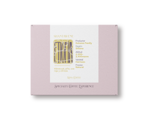 Caja rosa de kima coffee, cafe de Etiopia, finca Shantawene, producido por la familia dukamo en la región de Sidama, cultivado entre 2200 y 2400 metros si te el nivel del mar, varietal heirloom, proceso natri con notas a Maracuya, piña, uva roja y citricos