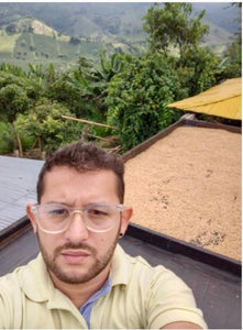 Juan David puerta en su finca la sirena en Colombia 