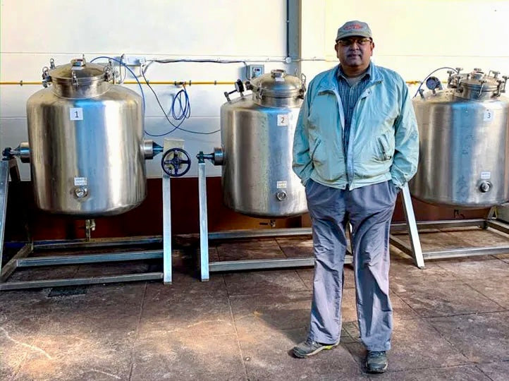 ashoke patre en el laboratorio de la fermentacion de su cafe en la india