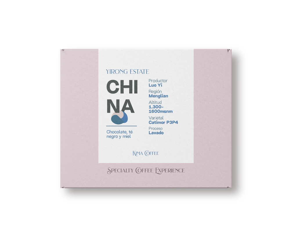 Caja rosa de kima coffee, café de China,
Finca Yirong estate producido por Luo Yi en la región de Menglian a una altitud entre 1300 y 1600 metros sobre el nivel del mar, varietal Caturra purple , proceso lavado con notas a Chocolate, té negro y miel