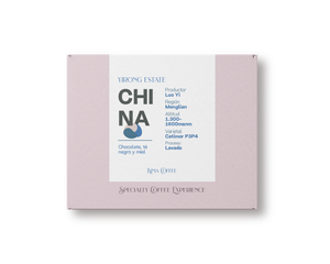 Caja rosa de kima coffee, café de China,
Finca Yirong estate producido por Luo Yi en la región de Menglian a una altitud entre 1300 y 1600 metros sobre el nivel del mar, varietal Caturra purple , proceso lavado con notas a Chocolate, té negro y miel