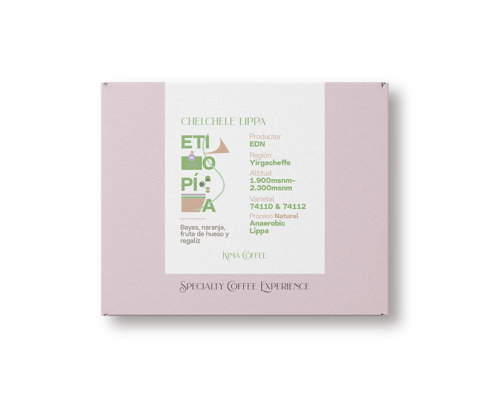 Caja de café rosa de kima coffee, café de Etiopía, finca chelchele lippa, producido por EDN en la región de Yirgacheffe, cultivado entre 1900 y 2300 metros sobre el nivel del mar, varietal 74110 & 74112, proceso natural anaerobic lippa  con notas a Bayas, naranja, fruta de hueso y regaliz.