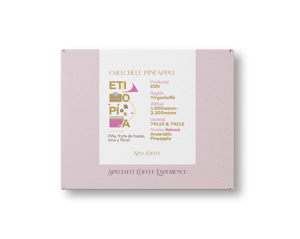 Caja de café rosa de kima coffee, café de Etiopía, finca chelchele pineapple, producido por EDN en la región de Yirgacheffe, cultivado entre 1900 y 2300 metros sobre el nivel del mar, varietal 74110 & 74112, proceso natural anaerobic pineapple con notas a Piña, fruta de hueso, Lima y floral.
