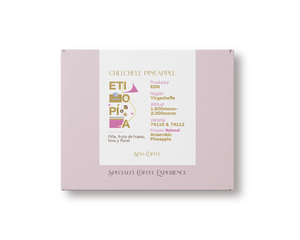 Caja de café rosa de kima coffee, café de Etiopía, finca chelchele pineapple, producido por EDN en la región de Yirgacheffe, cultivado entre 1900 y 2300 metros sobre el nivel del mar, varietal 74110 & 74112, proceso natural anaerobic pineapple con notas a Piña, fruta de hueso, Lima y floral.