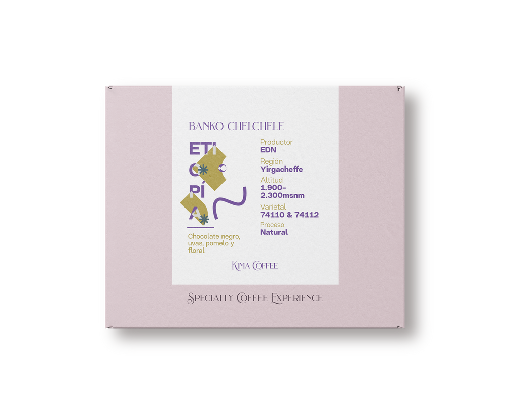 Caja rosa de kima coffee, cafe de Etiopia,finca banko chelchele, producido por EDN, en la región de yirgacheffe, cultivado entre 1900 y 2300 metros sobre el nivel del mar, varietal 74110 y 84112, proceso natural con notas a Chocolate negro, uvas, pomelo y floral 