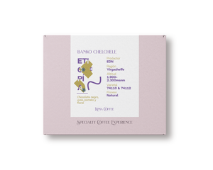 Caja rosa de kima coffee, cafe de Etiopia,finca banko chelchele, producido por EDN, en la región de yirgacheffe, cultivado entre 1900 y 2300 metros sobre el nivel del mar, varietal 74110 y 84112, proceso natural con notas a Chocolate negro, uvas, pomelo y floral 