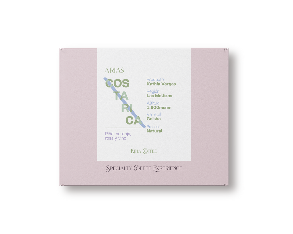Caja rosa de kima coffee, cafe de Costa Rica, finca arias producido por kathia arias en la región de Las Mellizas, cultivado a 1600 metros sobre el nivel el mar, varietal geisha, proceso natural con notas a Piña, naranja, rosa y vino.