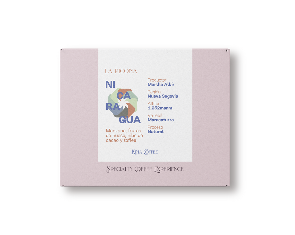 Caja rosa de kima coffee, cafe de nicaragua, finca la picona, producido por Martha albir en la región de Nueva Segovia, cultivado a 1252 metros sobre el nivel del mar, varietal Maracaturra, proceso natural con notas a Manzana, frutas de hueso, nibs de cacao y toffee