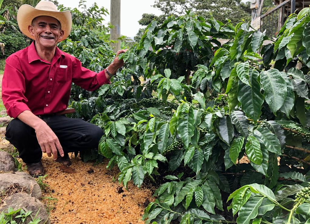 Angel Fuentes en su finca betania en honduras 