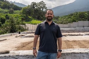 Andrés Salaverria en su finca San Francisco en El Salvador 