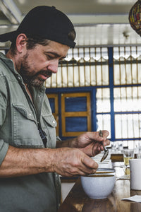 Edwin noreña catando sus cafés en Colombia en su finca campo hermoso 